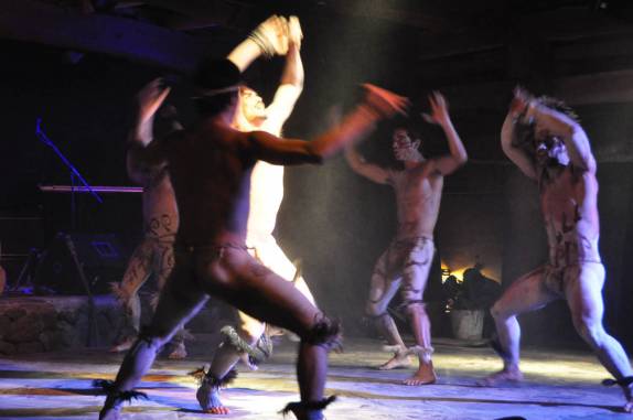 Show de danças e músicas típicas da Polinésia em bar de Hanga Roa, única cidade na Ilha de Páscoa, ilha chilena no meio do Oceano Pacífico